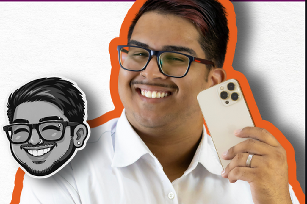 Talles Pierre sorrindo e segurando um celular