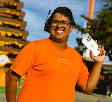 Talles sorrindo durante uma produção externa